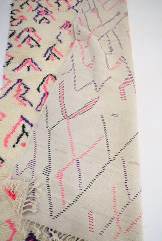 BENI OURAIN 5’9 x 10’ 5” <> Moroccan Rug Abstract Tasseled Mid Century Modern Rug.