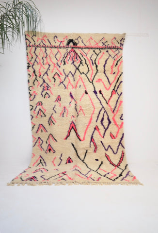 BENI OURAIN 5’9 x 10’ 5” <> Moroccan Rug Abstract Tasseled Mid Century Modern Rug.