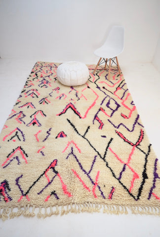 BENI OURAIN 5’9 x 10’ 5” <> Moroccan Rug Abstract Tasseled Mid Century Modern Rug.