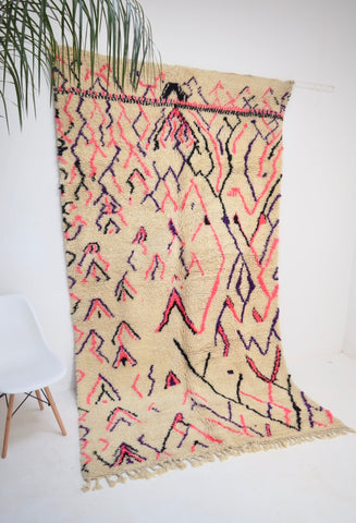 BENI OURAIN 5’9 x 10’ 5” <> Moroccan Rug Abstract Tasseled Mid Century Modern Rug.