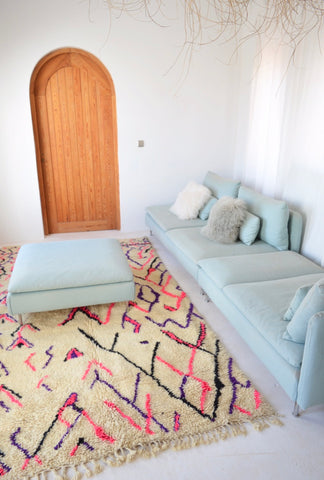 BENI OURAIN 5’9 x 10’ 5” <> Moroccan Rug Abstract Tasseled Mid Century Modern Rug.