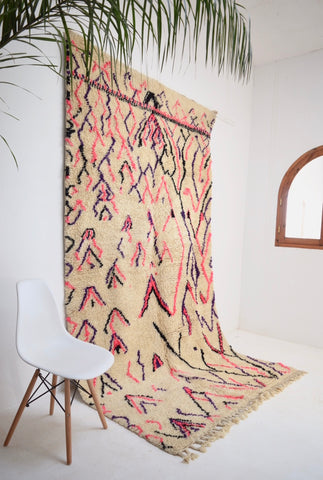 BENI OURAIN 5’9 x 10’ 5” <> Moroccan Rug Abstract Tasseled Mid Century Modern Rug.