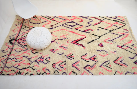 BENI OURAIN 5’9 x 10’ 5” <> Moroccan Rug Abstract Tasseled Mid Century Modern Rug.