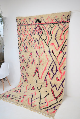 BENI OURAIN 5’9 x 10’ 5” <> Moroccan Rug Abstract Tasseled Mid Century Modern Rug.